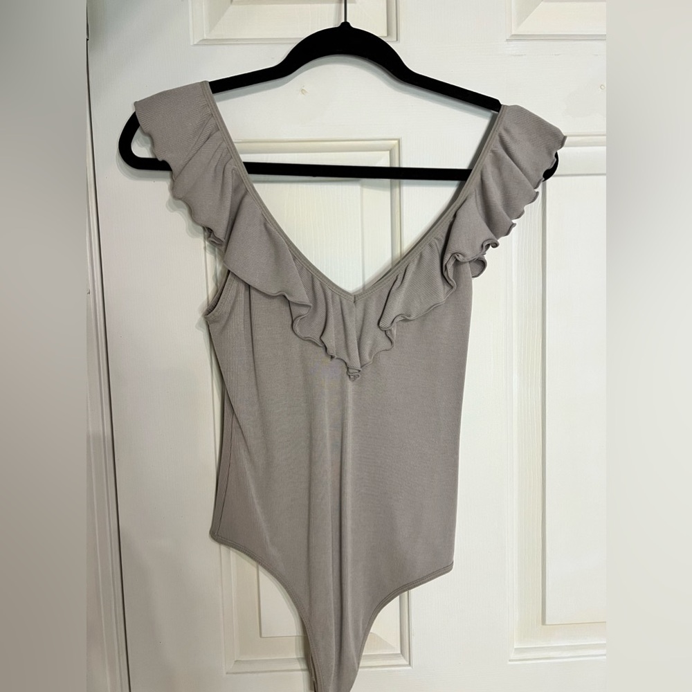 Wilfred Ruffled Bodysuit in Mauve, Size Medium